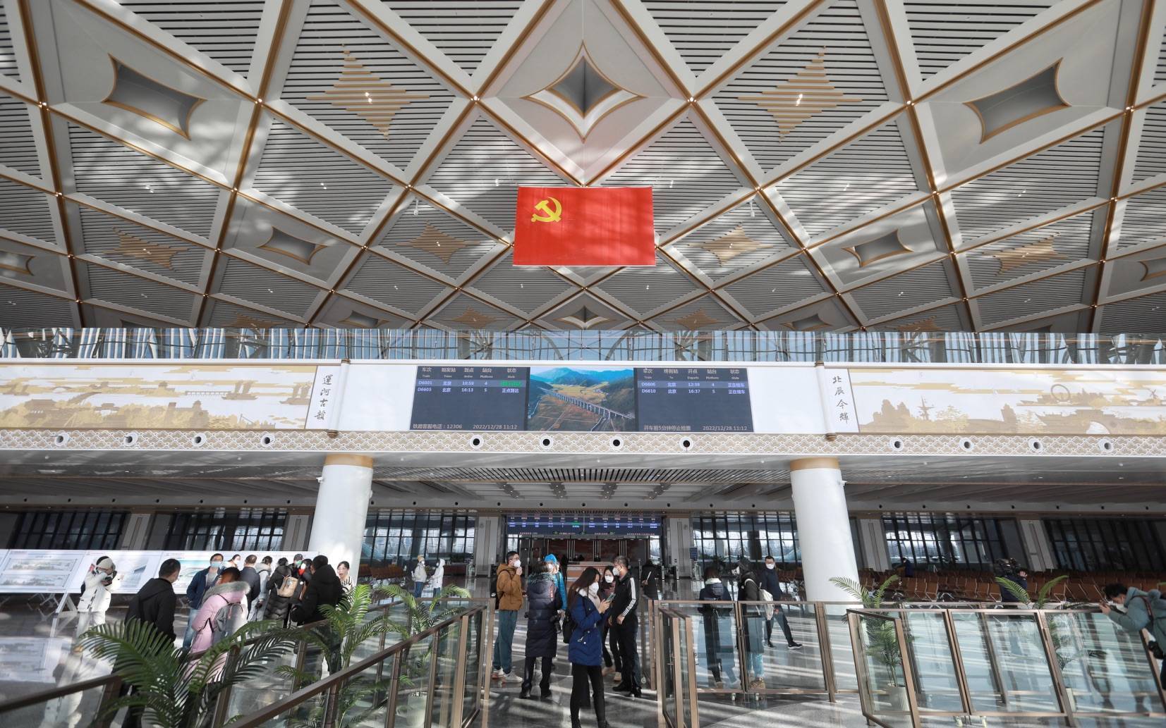京唐京滨城际铁路年底开通，智能升降装置护安全，站内景观成特色